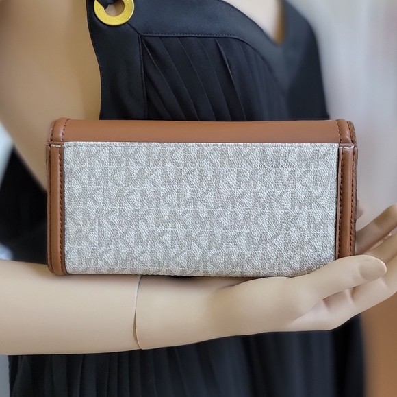 ⚠️LAST 1⚠️ Michael Kors Fulton Continental Wallet - Picture 2 of 6